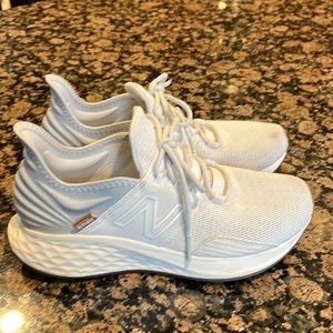 New Balance Women’s Fresh Foam ROAV white Running Shoe Size 8